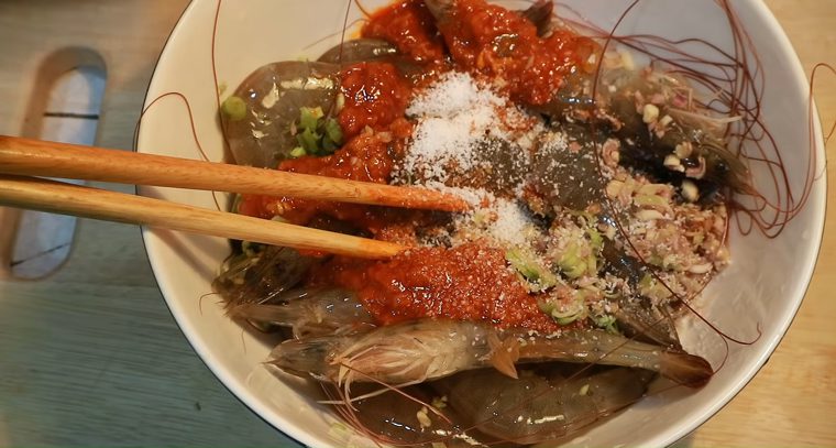 Step 2 Marinating shrimp Grilled shrimp with shrimp paste