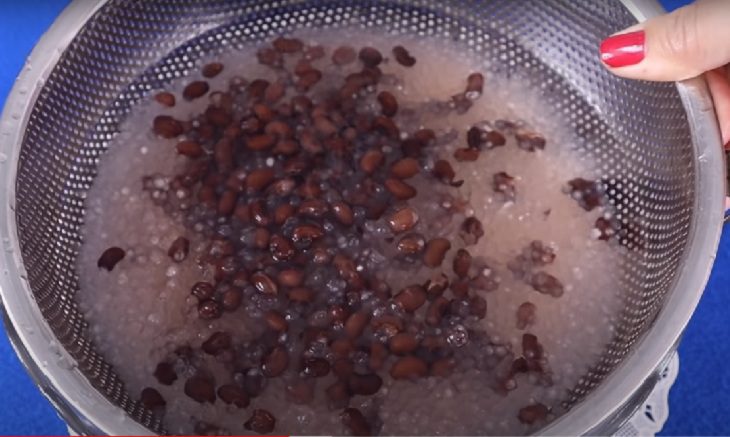 Step 1 Cooking the beans Thai-style sweet black bean dessert