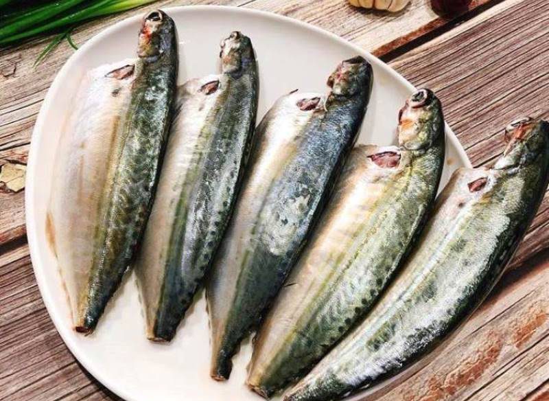 Step 1 Prepare the ingredients for Braised Mackerel with Tomatoes