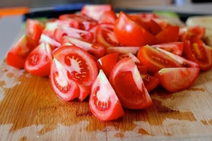 Step 1 Prepare the ingredients for Braised Mackerel with Tomatoes