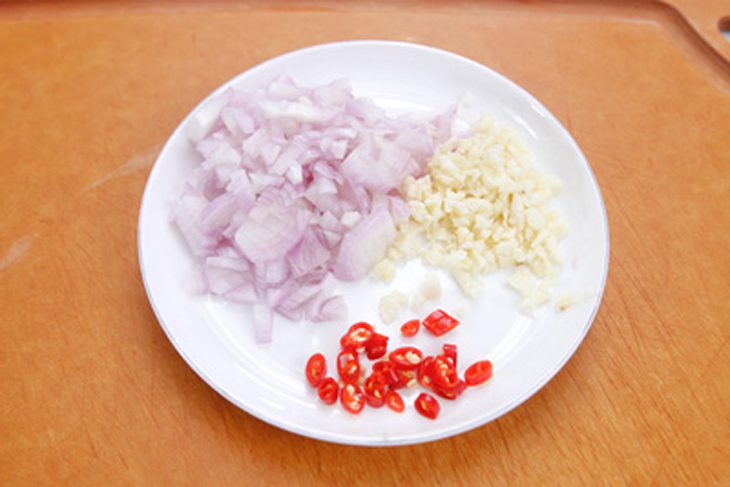 Step 1 Prepare the ingredients for Braised Mackerel with Tomatoes