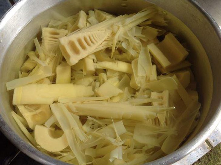 Step 1 Prepare the ingredients for braised silver catfish with bamboo shoots