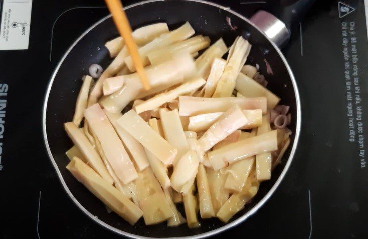 Step 2 Sauté bamboo shoots for braised silver catfish