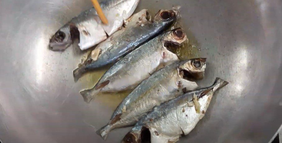 Step 3 Fry the fish for braised silver catfish