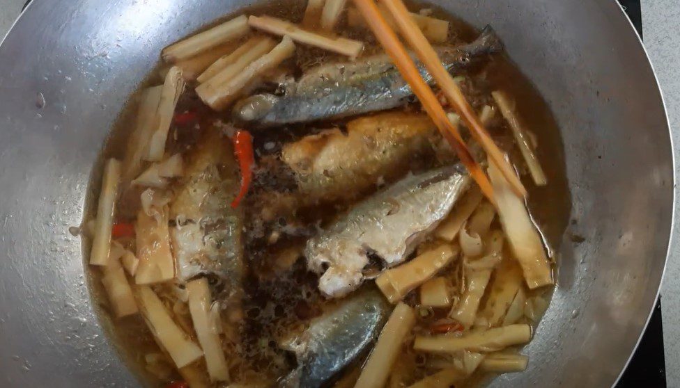 Step 4 Braised silver pomfret with bamboo shoots