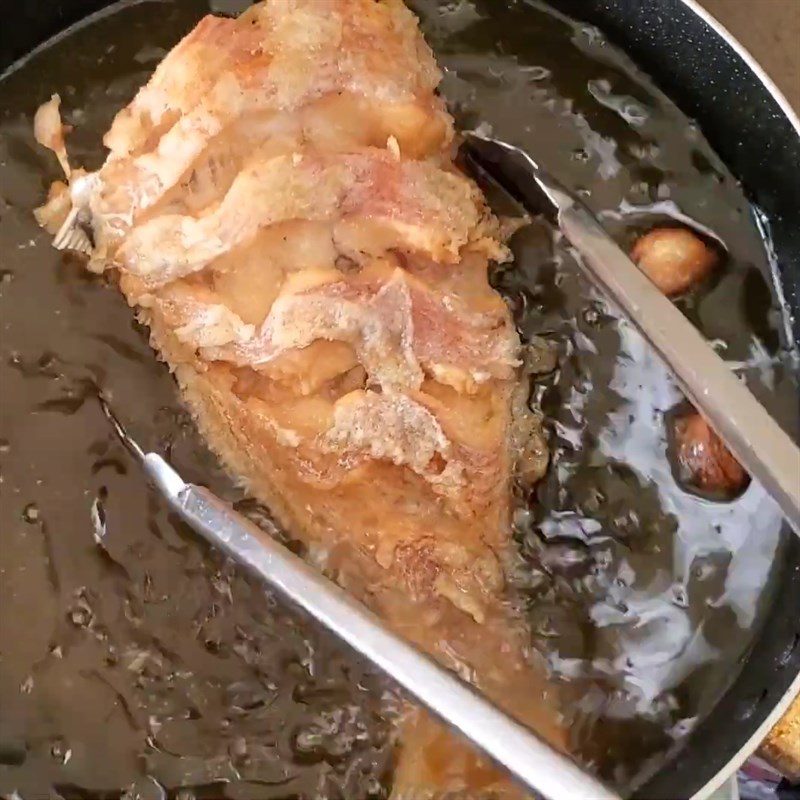 Step 2 Fry the fish Fried snakehead fish with ginger fish sauce
