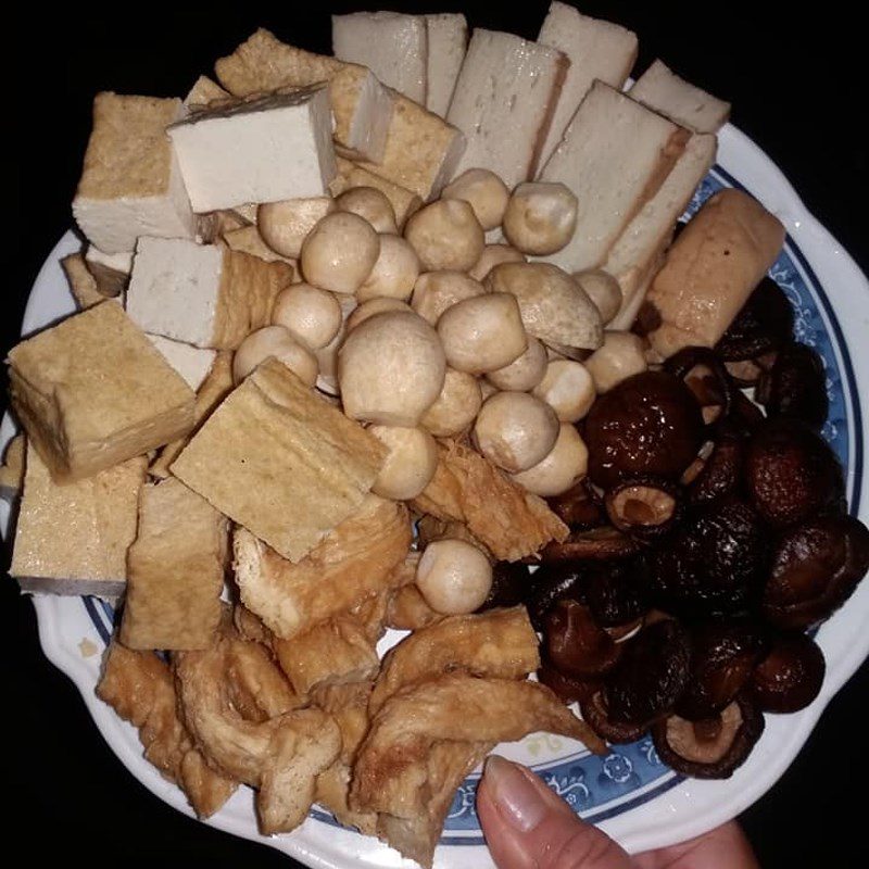 Step 1 Prepare the ingredients for vegetarian mushroom bánh canh