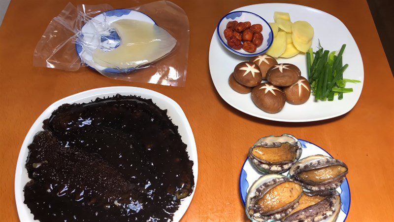 Ingredients for making abalone soup with fish fin