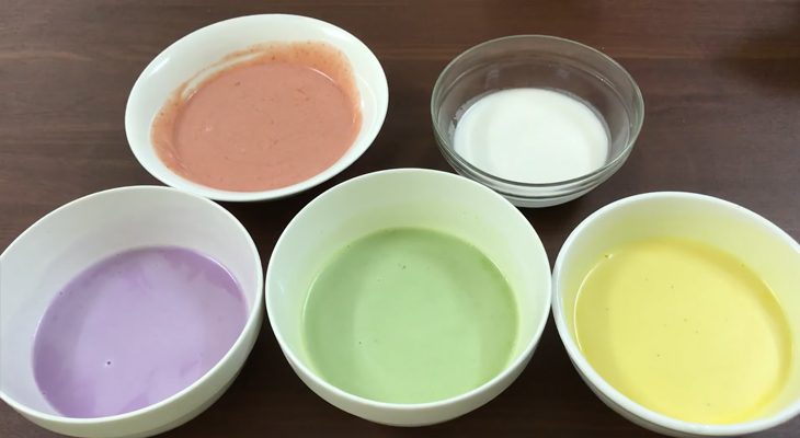 Step 3 Add color to the flour for multi-colored pig skin cake