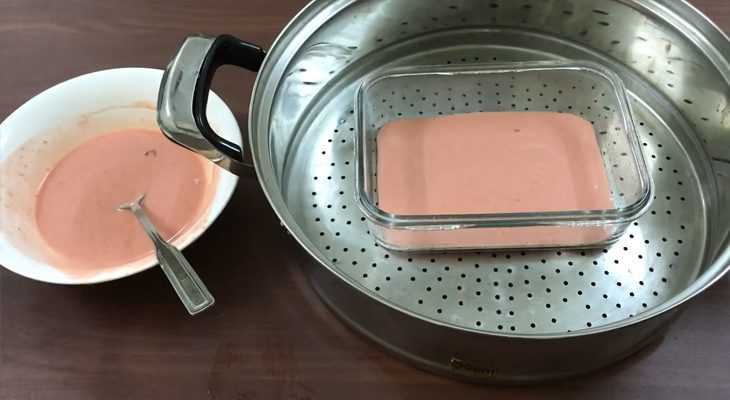 Step 4 Pour the cake into the mold and steam the cake Multicolored pig skin cake