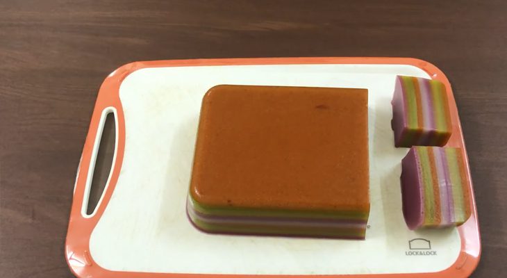 Step 5 Cut the cake Multicolored pig skin cake
