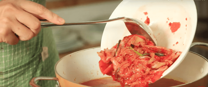 Step 3 Cooking hot pot Crab kimchi hot pot