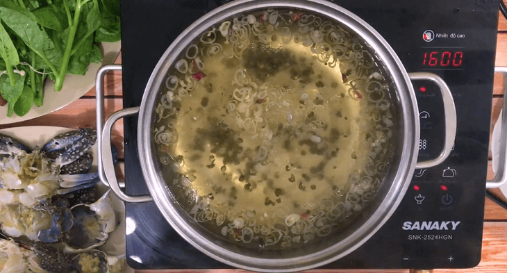 Step 3 Cook crab hotpot with green pepper
