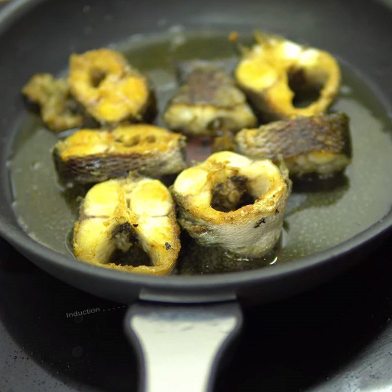 Step 4 Frying fish Braised fish with kohlrabi