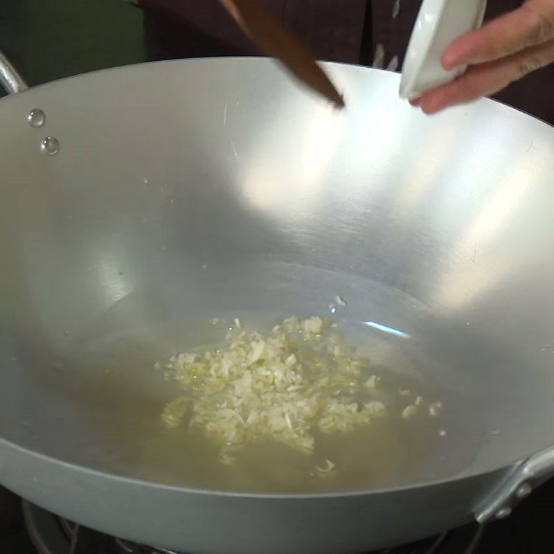 Step 3 Making stir-fried vegetarian cabbage Stir-fried purple cabbage