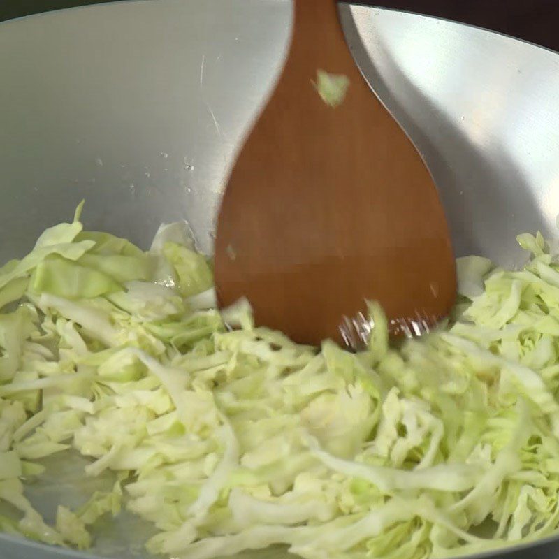 Step 3 Making stir-fried vegetarian cabbage Stir-fried purple cabbage