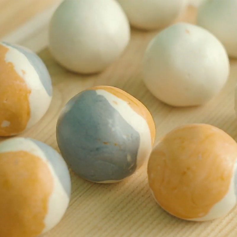 Step 6 Create the floating cat dumpling Cat-shaped glutinous rice balls