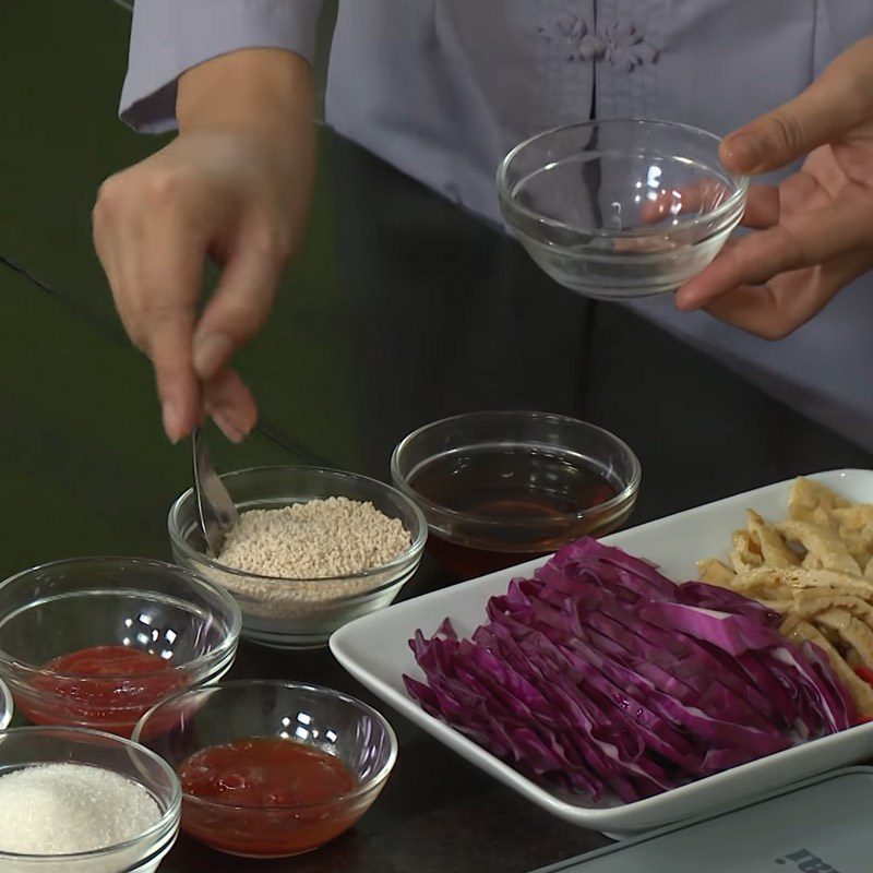 Step 2 Prepare the stir-fry sauce for stir-fried purple cabbage