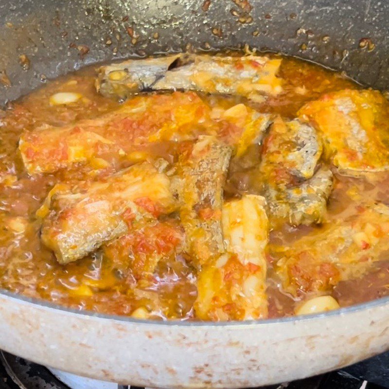Step 2 Braised mackerel with tomatoes Braised mackerel with tomatoes