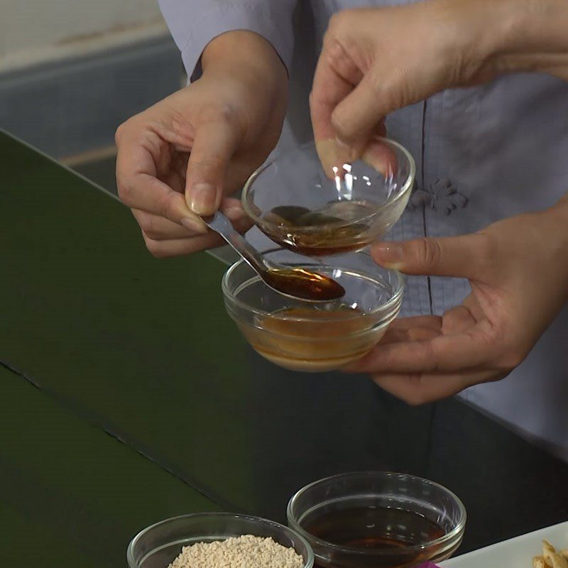 Step 2 Prepare the stir-fry sauce for stir-fried purple cabbage