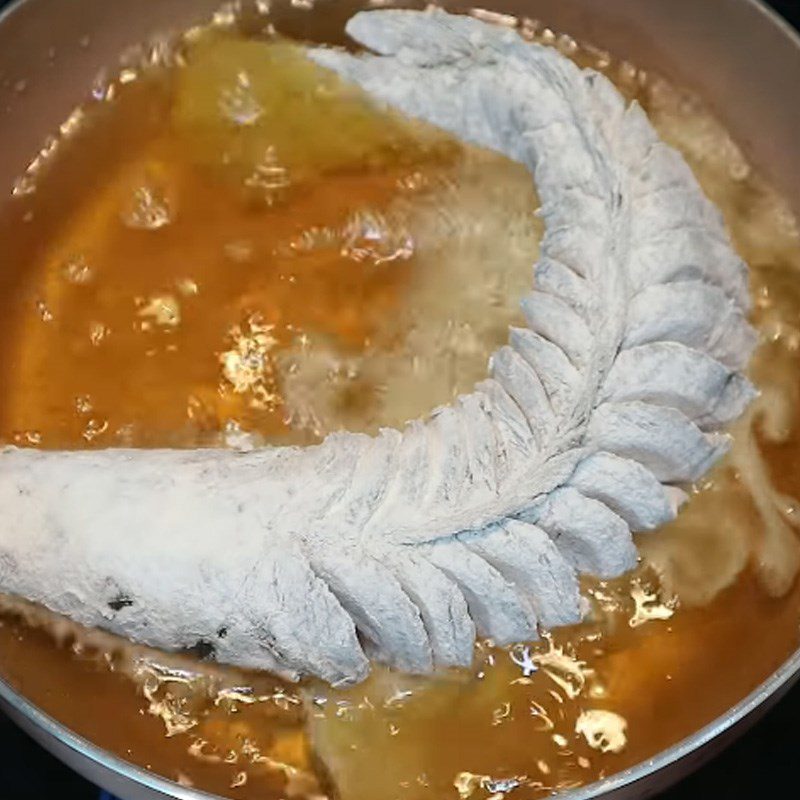 Step 3 Fry the fish Fried snakehead fish wrapped in rice paper