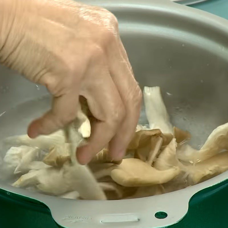 Step 2 Boil the oyster mushrooms for Taro Soup