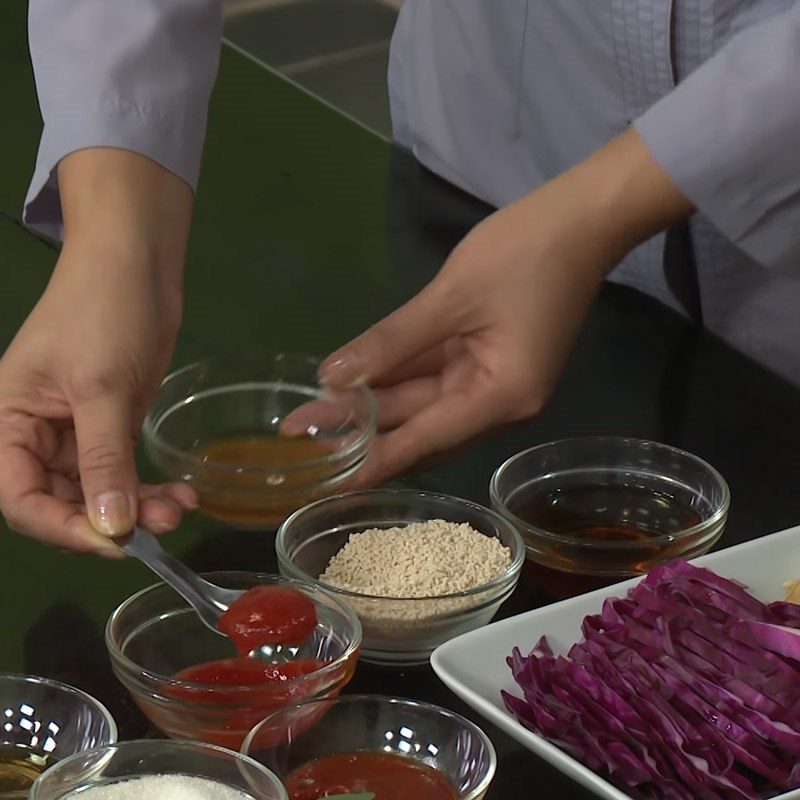 Step 2 Prepare the stir-fry sauce for stir-fried purple cabbage