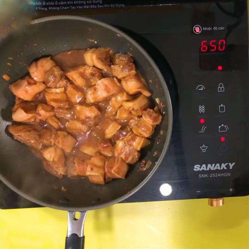 Step 3 Stir-fry the meat Pork belly braised with kimchi