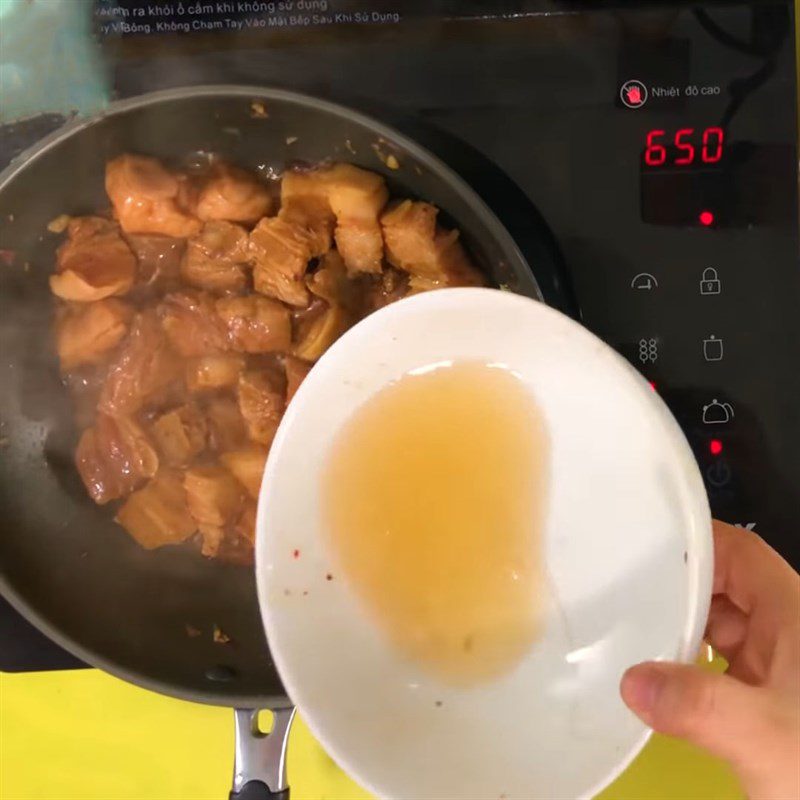 Step 3 Stir-fry the meat Pork belly braised with kimchi