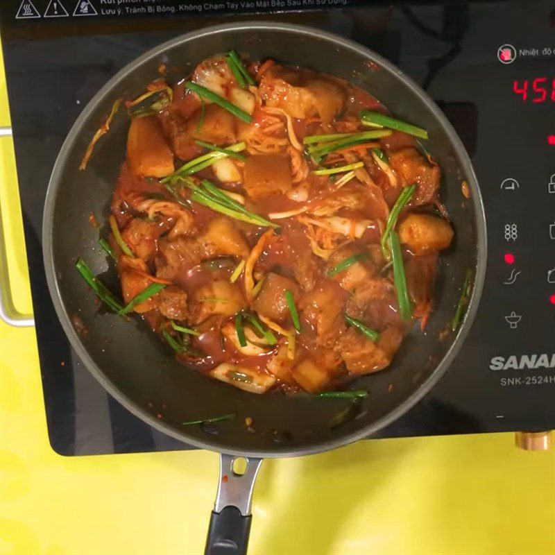 Step 4 Braised pork with kimchi