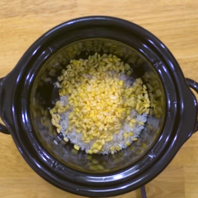 Step 2 Cook green bean porridge Pork heart green bean porridge using a slow cooker