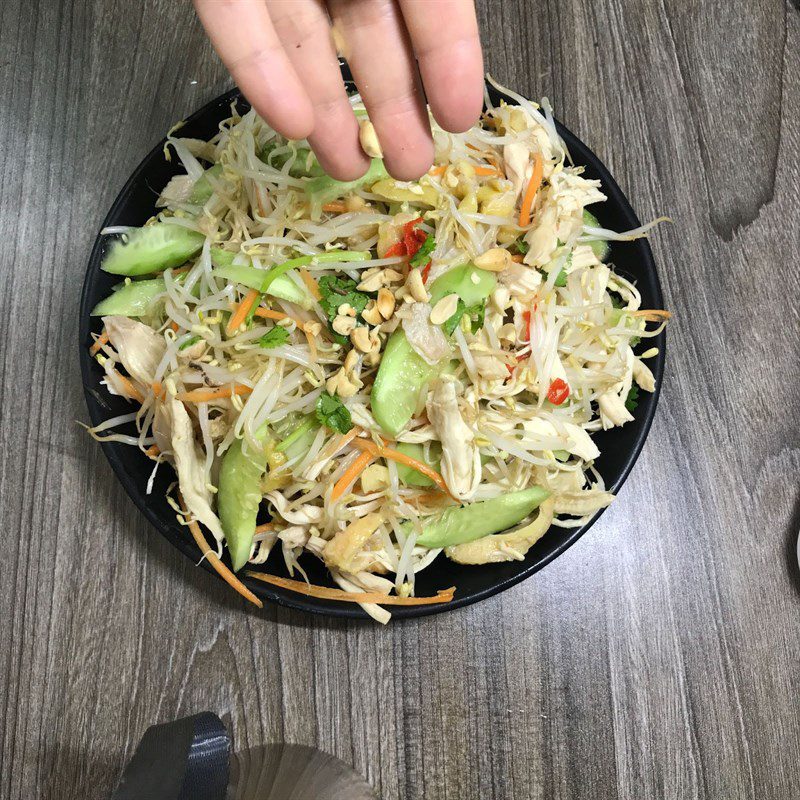 Step 3 Making shredded chicken salad with bean sprouts Shredded chicken salad with bean sprouts