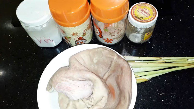 Ingredients for the dish 2 methods of making steamed pig's stomach with pepper and lemongrass