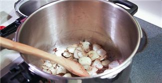 Step 1 Braised beef using a pressure cooker