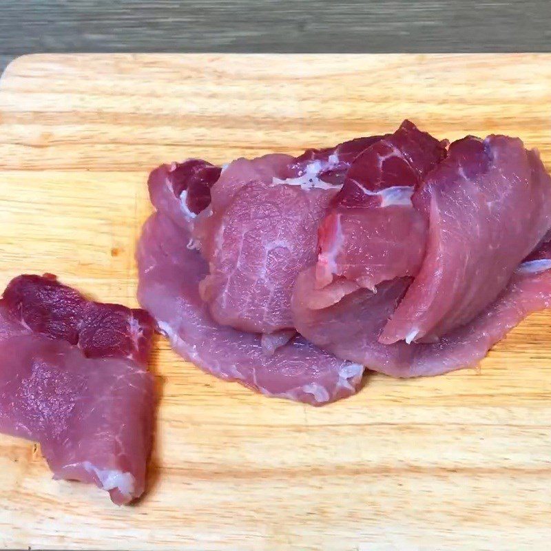 Step 1 Prepare and fry the pork Fried snow mushroom pork salad