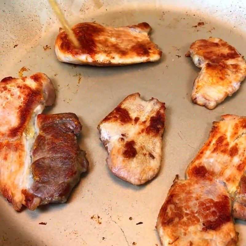 Step 1 Prepare and fry the pork for the fried snow mushroom salad