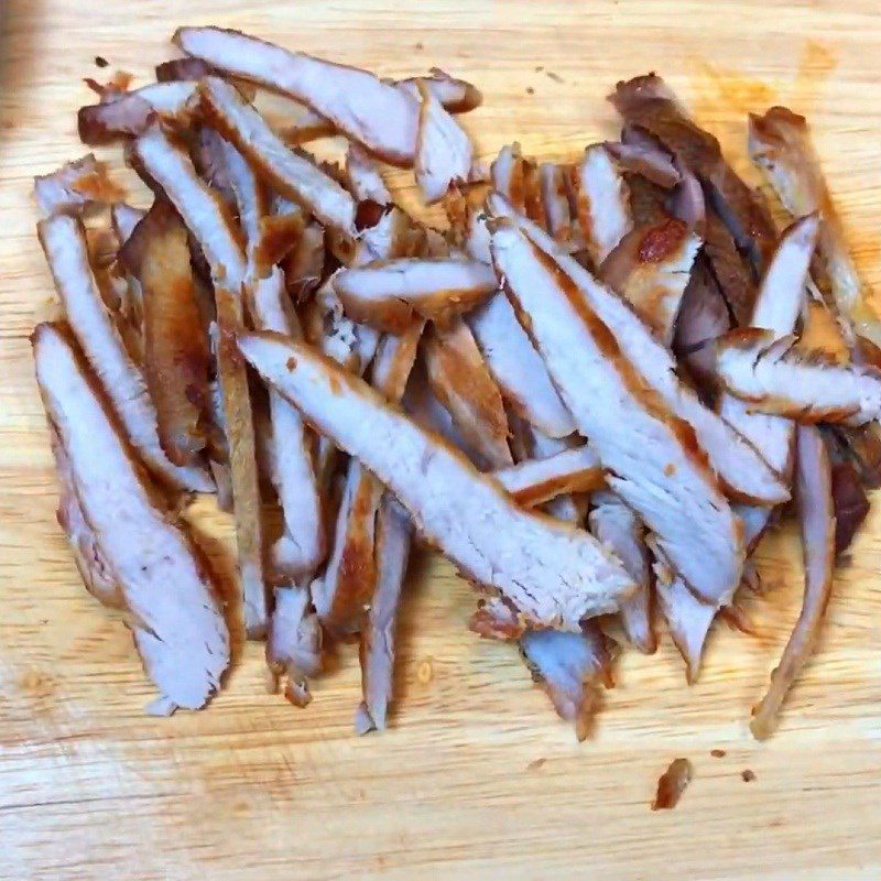 Step 1 Prepare and fry the pork for the fried snow mushroom salad