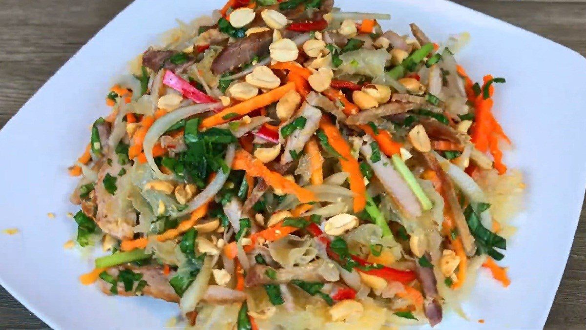 Fried snow mushroom salad with pork