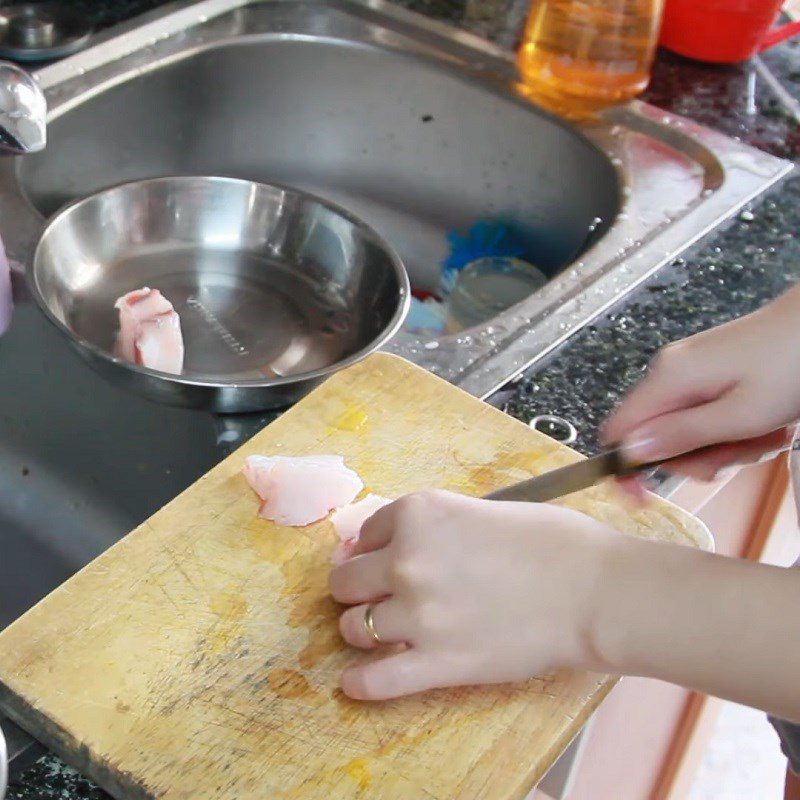 Step 2 Preprocessing and steaming fish Barramundi porridge for babies with vegetables