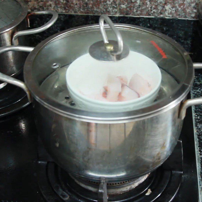 Step 2 Preprocessing and steaming fish Barramundi porridge for babies with vegetables