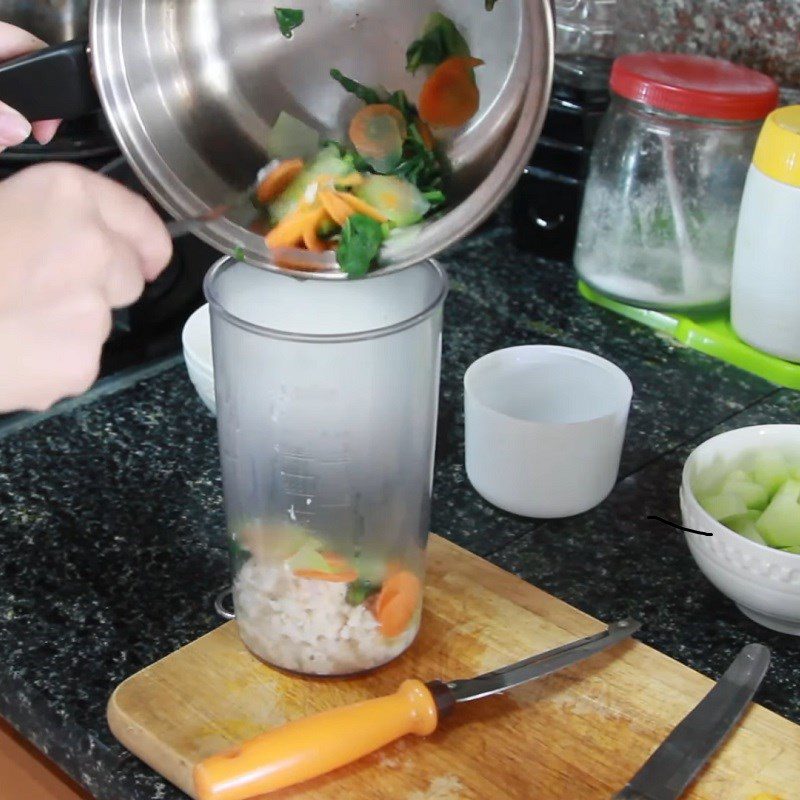Step 4 Blend the ingredients for fish porridge for babies with vegetables