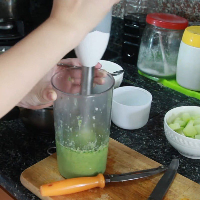Step 4 Blend the ingredients for fish porridge for babies with vegetables