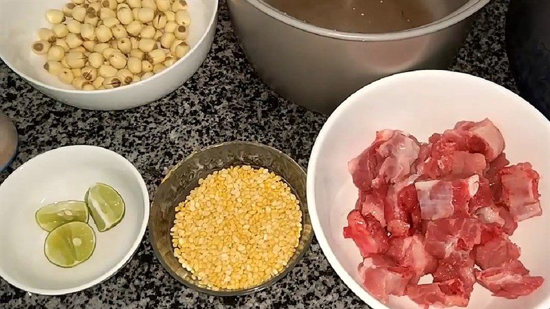 Ingredients for green bean and lotus seed porridge