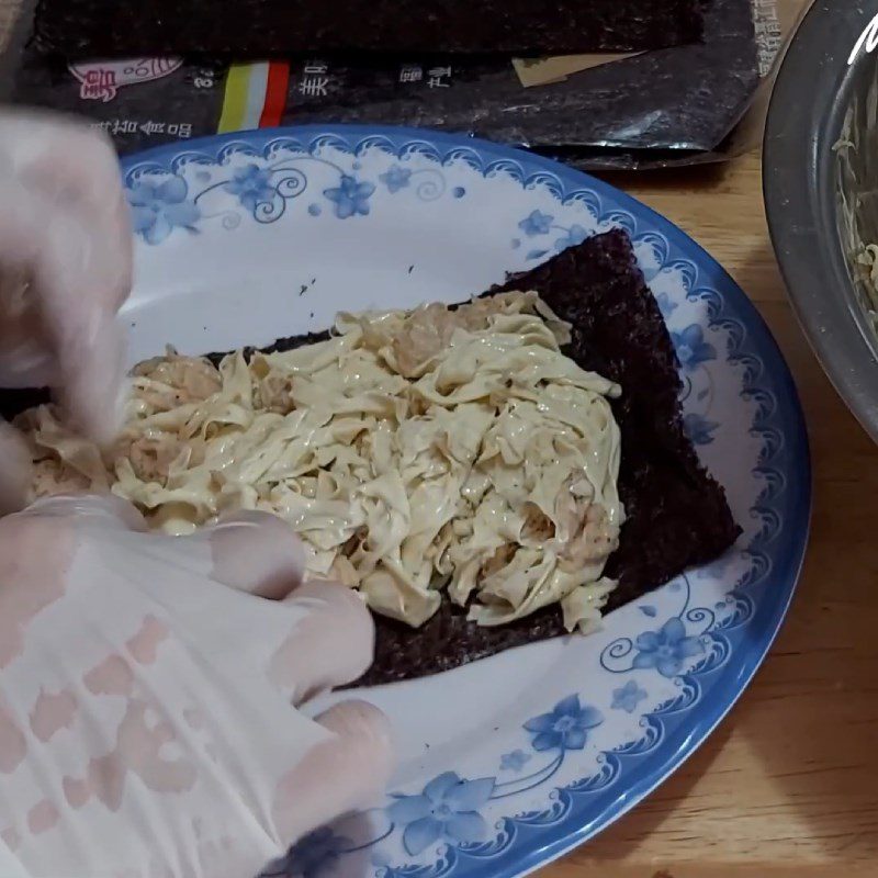 Step 3 Shaping the vegetarian fish with rice paper