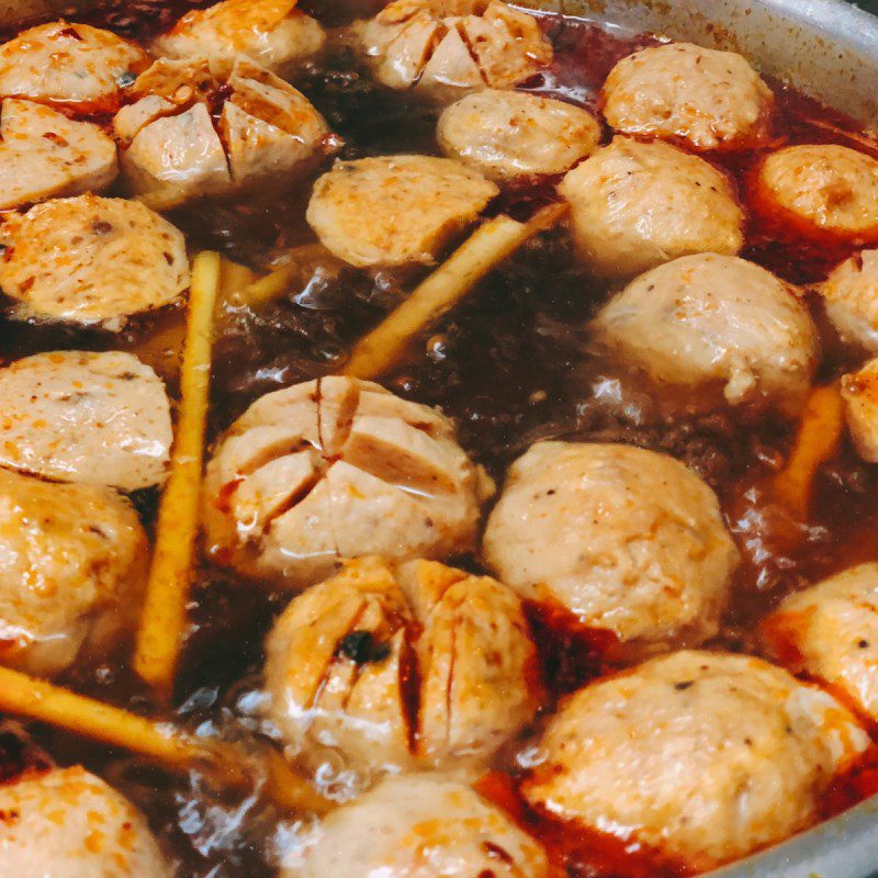 Step 3 Cooking the broth for satay noodle with beef balls