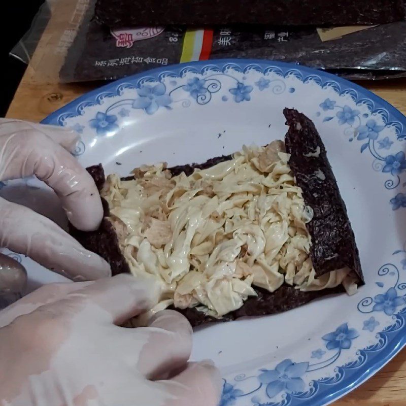 Step 3 Shaping the vegetarian fish with rice paper