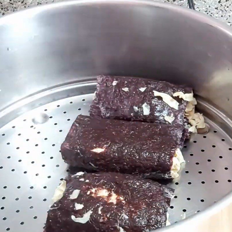 Step 4 Steaming the vegetarian fish with rice paper