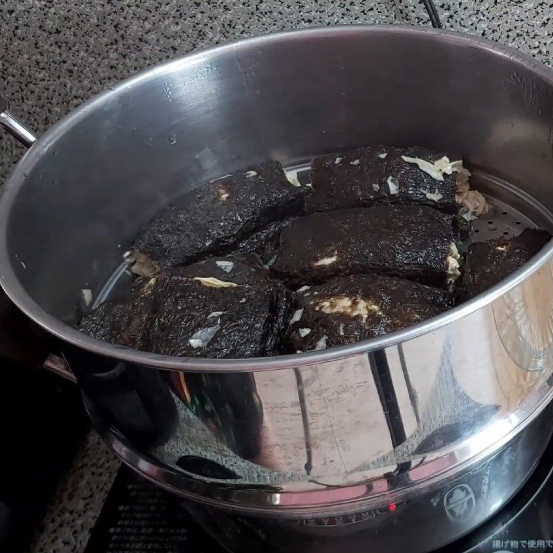 Step 4 Steaming the vegetarian fish with rice paper