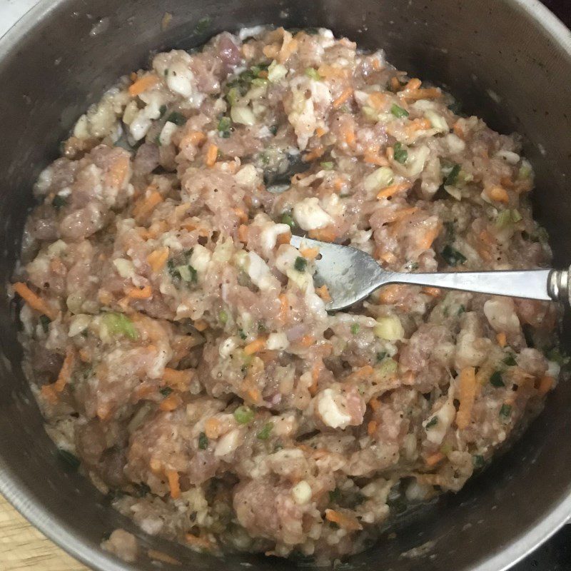 Step 3 Mix the meat filling for fried stuffed eggplant