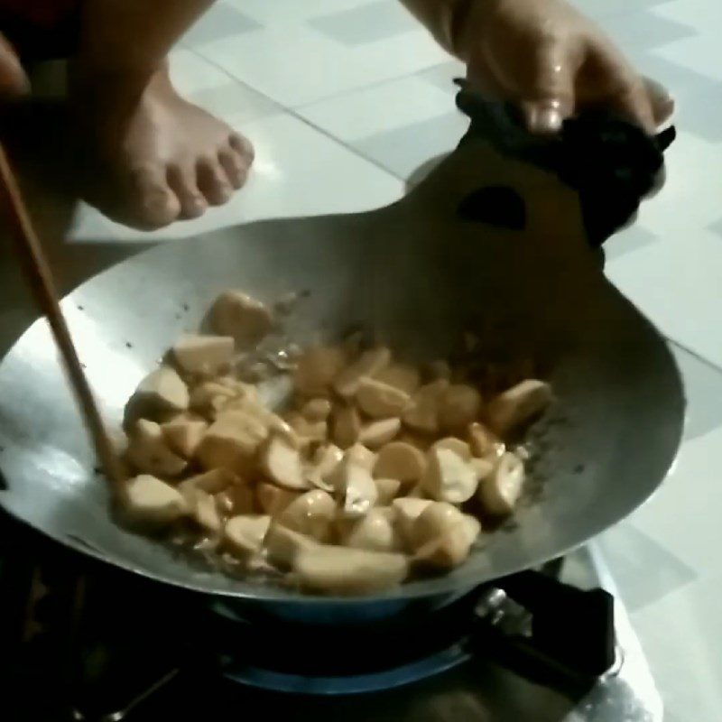 Step 2 Sauté the snails and straw mushrooms for Snail Porridge